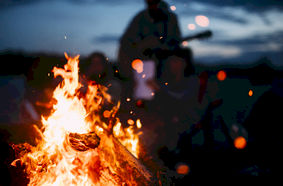 Comment organiser une discussion au coin du feu qui plaira à tous