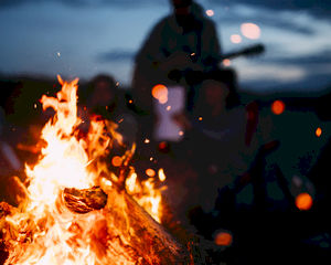 Comment organiser une discussion au coin du feu qui plaira à tous