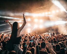 Les festivals sous le feu des critiques : boycotts et indignation des DJ après le rachat de KKR
